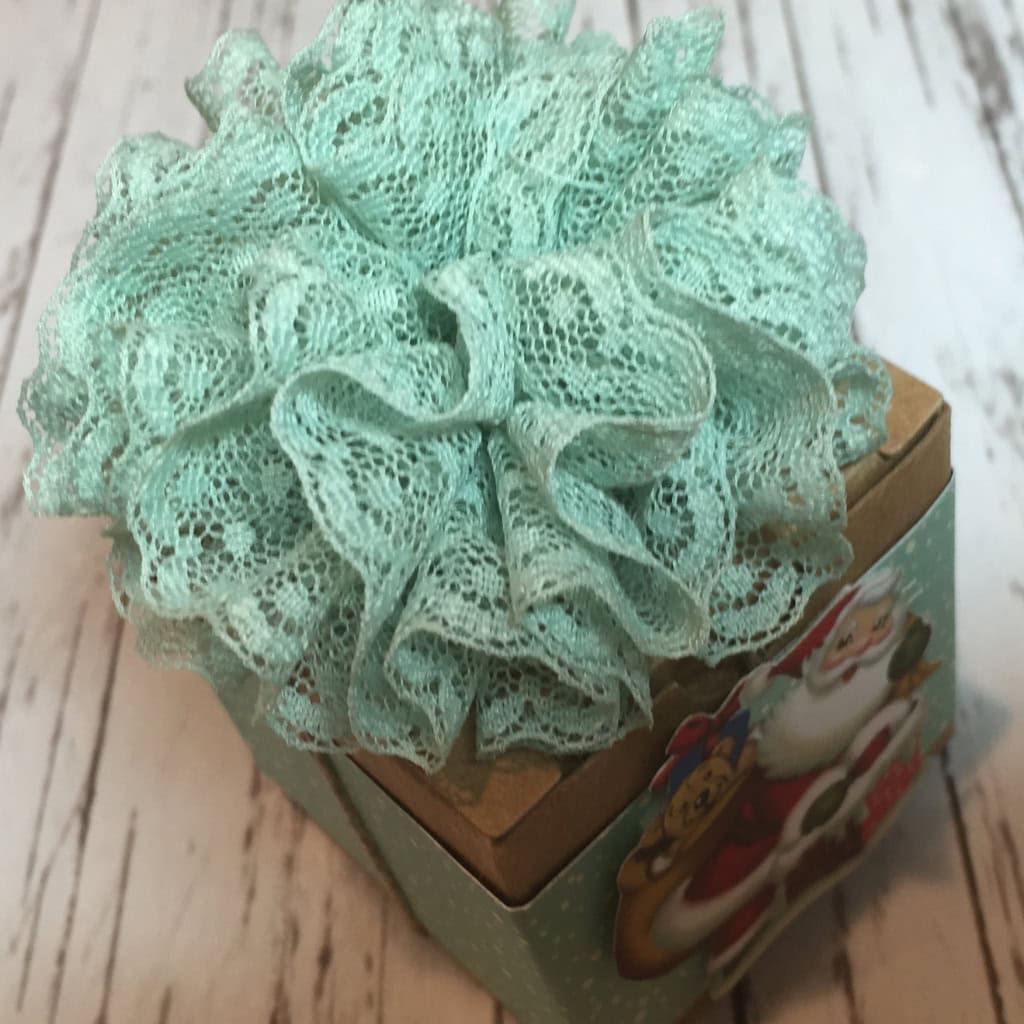 tiny xmas box w lace pompom d